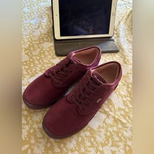 Van woman size 9 Burgundy, in excellent condition.